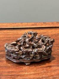 Lave-pinceaux en jade c&eacute;ladon sur socle en bois, Chine, 19/20&egrave;me