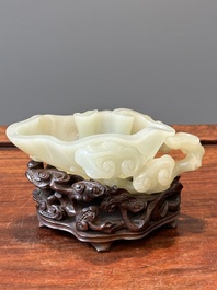 Lave-pinceaux en jade c&eacute;ladon sur socle en bois, Chine, 19/20&egrave;me