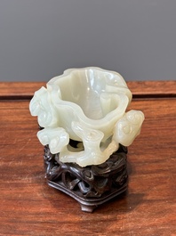 Lave-pinceaux en jade c&eacute;ladon sur socle en bois, Chine, 19/20&egrave;me