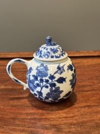 Een Chinese blauw-witte mosterdpot met floraal decor, Kangxi