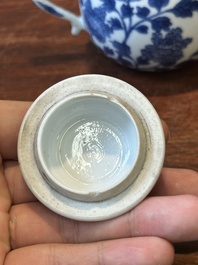Een Chinese blauw-witte mosterdpot met floraal decor, Kangxi