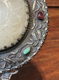 Een Chinese met witte jade gemonteerde en edelstenen ingelegde zilveren handspiegel, 19/20e eeuw