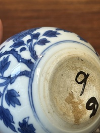 Een Chinese blauw-witte mosterdpot met floraal decor, Kangxi