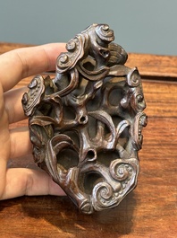 Lave-pinceaux en jade c&eacute;ladon sur socle en bois, Chine, 19/20&egrave;me