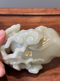 Lave-pinceaux en jade c&eacute;ladon sur socle en bois, Chine, 19/20&egrave;me
