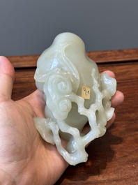 Lave-pinceaux en jade c&eacute;ladon sur socle en bois, Chine, 19/20&egrave;me
