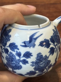 Een Chinese blauw-witte mosterdpot met floraal decor, Kangxi