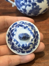 Een Chinese blauw-witte mosterdpot met floraal decor, Kangxi