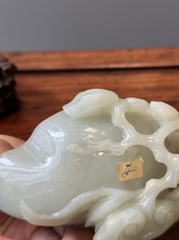 Lave-pinceaux en jade c&eacute;ladon sur socle en bois, Chine, 19/20&egrave;me