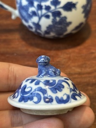 Een Chinese blauw-witte mosterdpot met floraal decor, Kangxi