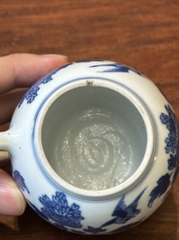 Een Chinese blauw-witte mosterdpot met floraal decor, Kangxi