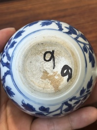 Een Chinese blauw-witte mosterdpot met floraal decor, Kangxi