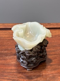 Lave-pinceaux en jade c&eacute;ladon sur socle en bois, Chine, 19/20&egrave;me
