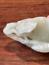 Lave-pinceaux en jade c&eacute;ladon sur socle en bois, Chine, 19/20&egrave;me