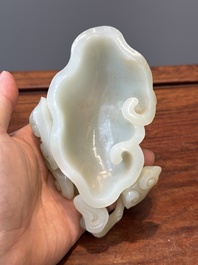 Lave-pinceaux en jade c&eacute;ladon sur socle en bois, Chine, 19/20&egrave;me