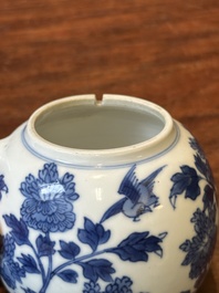 Een Chinese blauw-witte mosterdpot met floraal decor, Kangxi