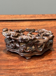 Lave-pinceaux en jade c&eacute;ladon sur socle en bois, Chine, 19/20&egrave;me
