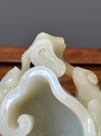 Lave-pinceaux en jade c&eacute;ladon sur socle en bois, Chine, 19/20&egrave;me