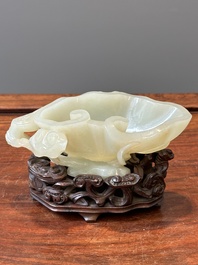 Lave-pinceaux en jade c&eacute;ladon sur socle en bois, Chine, 19/20&egrave;me