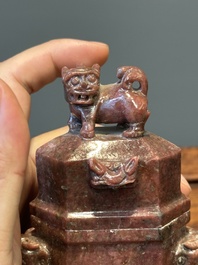 Groupe de sculptures en lapis-lazuli, quartz rose et autres pierres pr&eacute;cieuses, Chine, 19/20&egrave;me
