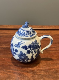 Een Chinese blauw-witte mosterdpot met floraal decor, Kangxi