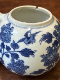 Een Chinese blauw-witte mosterdpot met floraal decor, Kangxi