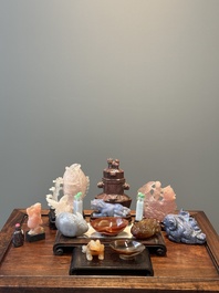 Groupe de sculptures en lapis-lazuli, quartz rose et autres pierres pr&eacute;cieuses, Chine, 19/20&egrave;me
