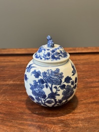 Een Chinese blauw-witte mosterdpot met floraal decor, Kangxi