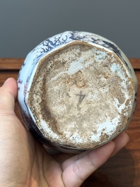 Vase de forme bouteille en fa&iuml;ence de Delft en bleu, blanc et mangan&egrave;se &agrave; d&eacute;cor chinois, fin du 17&egrave;me