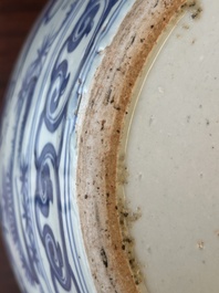 Een Chinese blauw-witte pot met 'Ba Xian Zhu Shou 八仙祝壽', Wanli merk en mogelijk periode