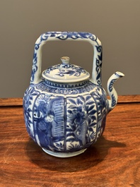 Verseuse &agrave; vin couverte en porcelaine de Chine en bleu et blanc &agrave; d&eacute;cor figuratif, Wanli