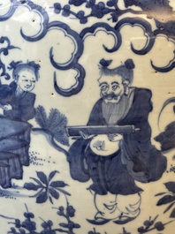 Een Chinese blauw-witte pot met 'Ba Xian Zhu Shou 八仙祝壽', Wanli merk en mogelijk periode