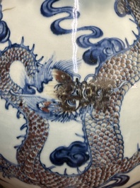 Een Chinese blauw-witte en koperrode 'draken' vaas met verguld bronzen montuur, 18e eeuw