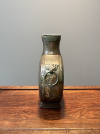 Vase archa&iuml;que de type 'bianhu' en bronze, Chine, Han