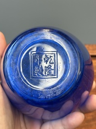 Vase de forme bouteille en verre bleu de P&eacute;kin, marque et peut-&ecirc;tre &eacute;poque de Qianlong
