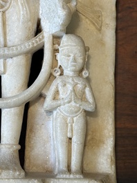 Un fragment en marbre blanc de Parvati et un fragment en marbre blanc de Tirthankara, Inde, 12/13&egrave;me