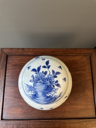 Pot couvert en porcelaine de Chine en bleu et blanc &agrave; d&eacute;cor d'oiseaux parmi des branches fleuries, p&eacute;riode Transition