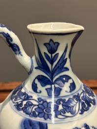 Verseuse en porcelaine de Chine en bleu et blanc &agrave; d&eacute;cor de figures dans un paysage, &eacute;poque Transition