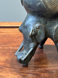 Een Chinees archa&iuml;stisch bronzen ritueel voedselvat in westerse Zhou-stijl, 'yan', Ming