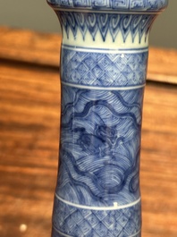 Vase de forme bouteille &agrave; t&ecirc;te d'ail en porcelaine de Chine en bleu et blanc &agrave; d&eacute;cor d'animaux mythiques, marque et &eacute;poque de Kangxi