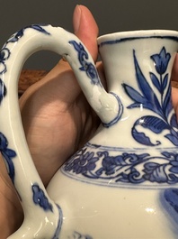 Verseuse en porcelaine de Chine en bleu et blanc &agrave; d&eacute;cor de figures dans un paysage, &eacute;poque Transition