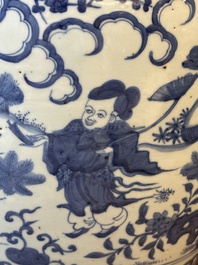 Een Chinese blauw-witte pot met 'Ba Xian Zhu Shou 八仙祝壽', Wanli merk en mogelijk periode