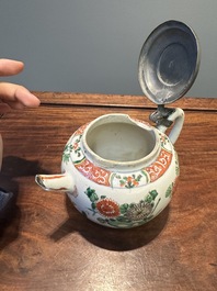 Drie Chinese famille verte borden en een theepot, Kangxi