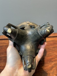 Een Chinees archa&iuml;stisch bronzen ritueel voedselvat in westerse Zhou-stijl, 'yan', Ming