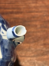 Verseuse &agrave; vin couverte en porcelaine de Chine en bleu et blanc &agrave; d&eacute;cor figuratif, Wanli