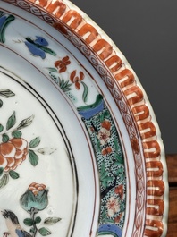 Drie Chinese famille verte borden en een theepot, Kangxi