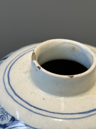 Een paar blauw-witte Delftse chinoiserie vazen met houten deksels, 18e eeuw