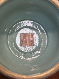 Rare instrument rituel en porcelaine de Chine famille rose, marque et &eacute;poque de Qianlong