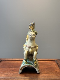 Een Chinese sancai daktegel in de vorm van een krijger te paard, Ming