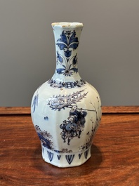 Vase de forme bouteille en fa&iuml;ence de Delft en bleu, blanc et mangan&egrave;se &agrave; d&eacute;cor chinois, fin du 17&egrave;me